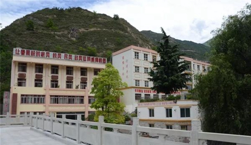 四川省威州民族師范學(xué)校校園景色
