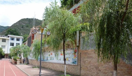 四川省威州民族師范學(xué)校校園跑道