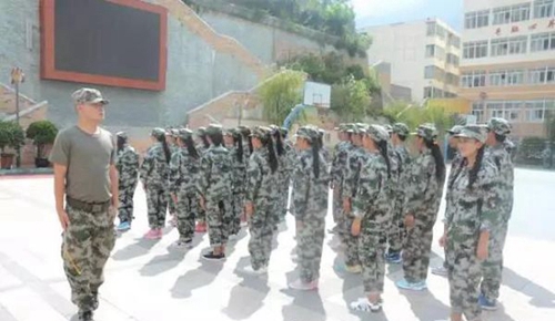 四川省威州民族師范學(xué)校新生軍訓(xùn)