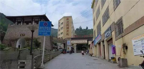 四川省威州民族師范學(xué)校學(xué)校正門