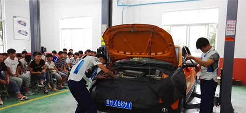 從江縣職業(yè)技術(shù)學(xué)校汽車(chē)實(shí)訓(xùn)