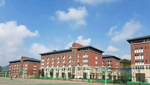 貴州省電子商務(wù)學(xué)校運(yùn)動場地