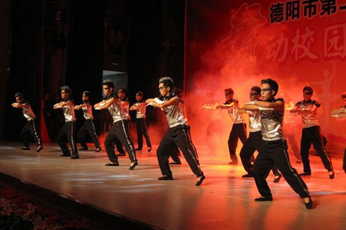 德陽黃許職業(yè)中專學(xué)校舞動校園