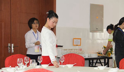 德陽黃許職業(yè)中專學(xué)校中餐宴會擺臺比賽