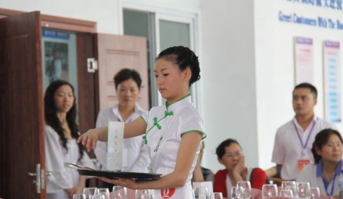 德陽黃許職業(yè)中專學(xué)校中餐宴會擺臺比賽2
