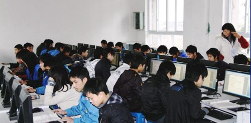德陽黃許職業(yè)中專學(xué)校學(xué)生上機
