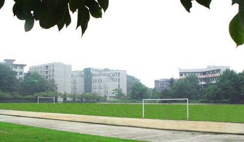 內(nèi)江鐵路機(jī)械學(xué)校（內(nèi)江鐵技校）內(nèi)江校區(qū)操場(chǎng)一隅