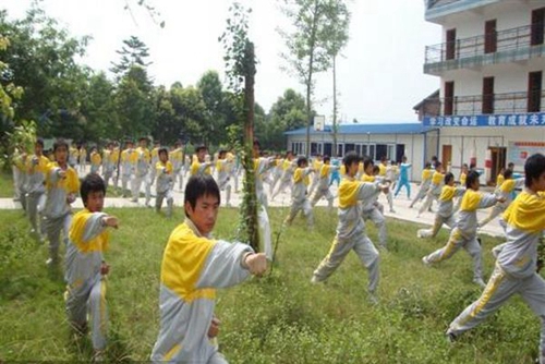 廣安市康泉文化武術(shù)學(xué)校集體練武