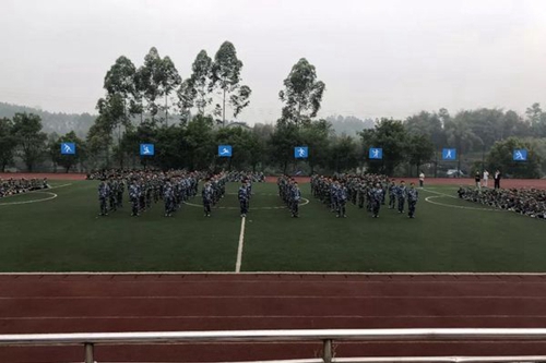 四川省武勝職業(yè)中專學(xué)校軍訓(xùn)表演