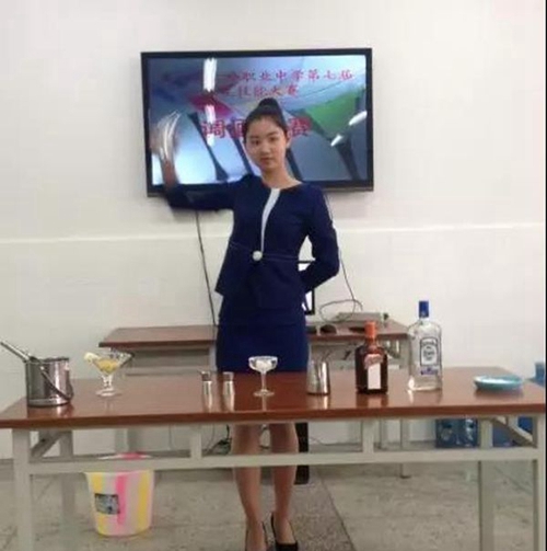 夾江縣云吟職業(yè)中學(xué)校調(diào)酒課