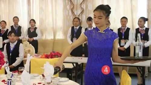 興義市中等職業(yè)學(xué)校中餐宴會(huì)擺臺(tái)項(xiàng)目現(xiàn)場(chǎng)