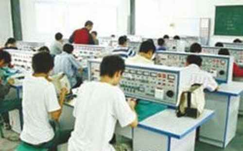 樂山商務(wù)技工學(xué)校電子電拖實(shí)訓(xùn)