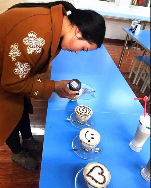 峨邊彝族自治縣職業(yè)高級中學(xué)校調(diào)酒技藝與花式咖啡3