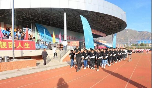 四川省會(huì)理現(xiàn)代職業(yè)技術(shù)學(xué)校代表隊(duì)入場