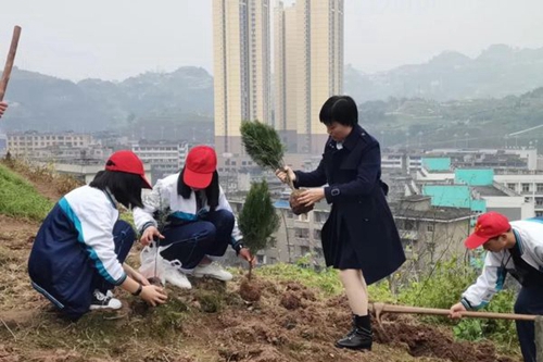 四川省敘永縣職業(yè)高級中學(xué)校動手植樹