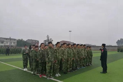 彭山區(qū)職業(yè)高級(jí)中學(xué)校新生軍訓(xùn)