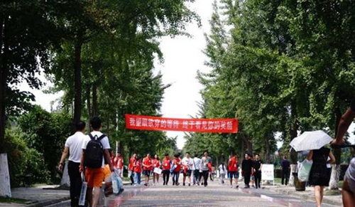 眉山信息工程學(xué)校校園迎新