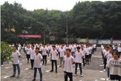 瀘州市天樺職業(yè)技術(shù)學(xué)校齊聲誦讀