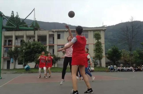 樂山市沙灣職業(yè)高級中學(xué)傳球