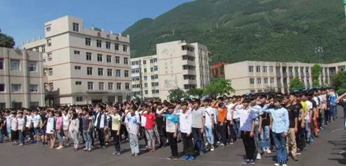 樂山市沙灣職業(yè)高級中學(xué)莊嚴(yán)宣誓
