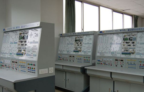 重慶航天職業(yè)技術(shù)學(xué)院PLC、單片機(jī)綜合實(shí)驗(yàn)臺(tái)