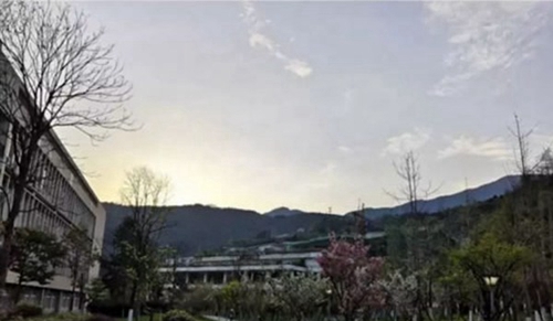 阿壩師范學(xué)院黃昏下的校園