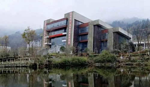 阿壩師范學(xué)院校園小河