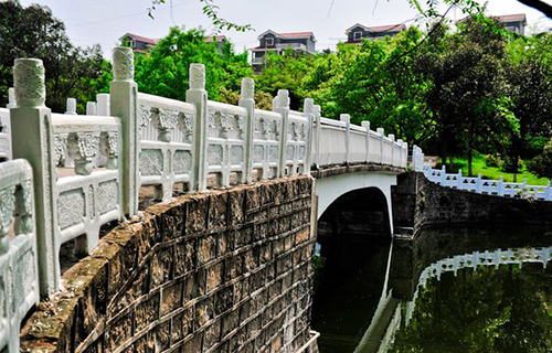 重慶信息技術(shù)職業(yè)學院白玉雕欄
