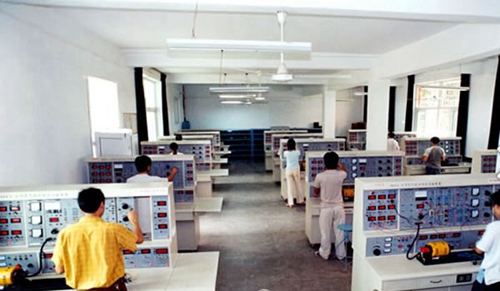 四川機(jī)電職業(yè)技術(shù)學(xué)院電子技術(shù)實(shí)驗(yàn)室