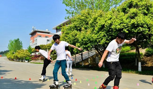 四川汽車職業(yè)技術(shù)學(xué)院輪滑表演、