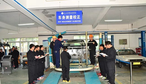 四川汽車職業(yè)技術(shù)學(xué)院汽修實(shí)訓(xùn)