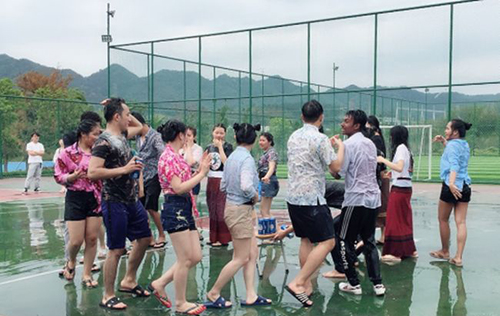 重慶工程職業(yè)技術學院留學生在跳節(jié)日舞蹈