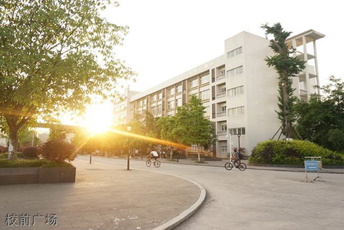 重慶交通職業(yè)學(xué)院校前廣場