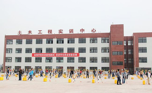 重慶交通職業(yè)學(xué)院學(xué)生開展測量測繪實訓(xùn)