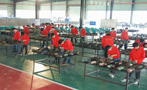 重慶交通職業(yè)學(xué)院汽車啟動器拆裝實訓(xùn)課