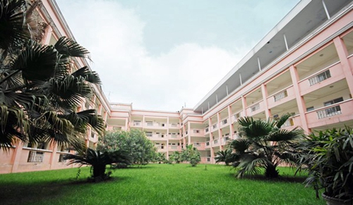四川工業(yè)科技學(xué)院教學(xué)樓內(nèi)景花園