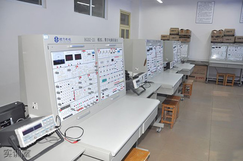重慶應用技術(shù)職業(yè)學院實訓室