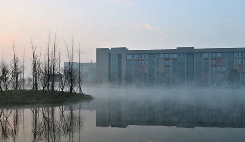 德陽(yáng)城市軌道交通職業(yè)學(xué)院霧氣氤氳