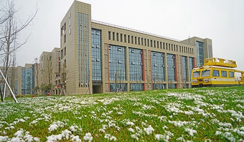 德陽(yáng)城市軌道交通職業(yè)學(xué)院草坪積雪