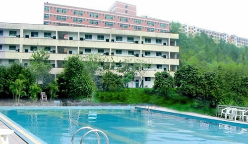 四川三河職業(yè)學(xué)院游泳池
