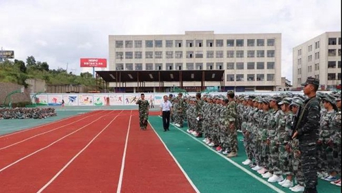 貴州省貴陽(yáng)市經(jīng)貿(mào)職業(yè)學(xué)校新生軍訓(xùn)