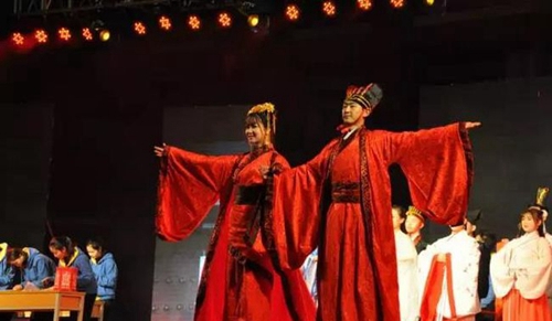 川南幼兒師范高等專科學(xué)校傳統(tǒng)服飾表演