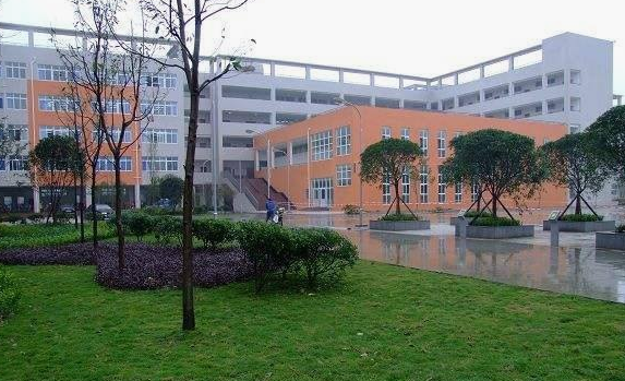 重慶市潼南恩威職業(yè)高級中學(xué)校學(xué)校環(huán)境、環(huán)境怎么樣