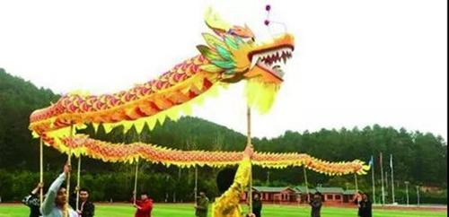 貴州盛華職業(yè)學(xué)院學(xué)生上舞龍?zhí)亻L(zhǎng)課