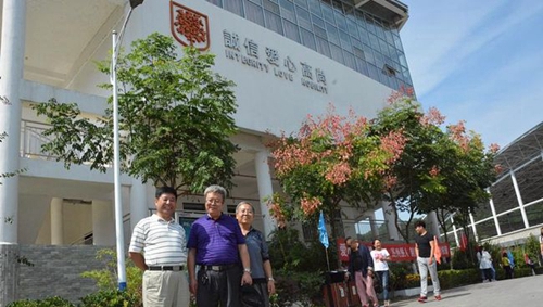 貴州盛華職業(yè)學(xué)院楊校與新生家長(zhǎng)合影