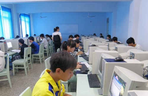 貴州電子科技職業(yè)學(xué)院第一機房