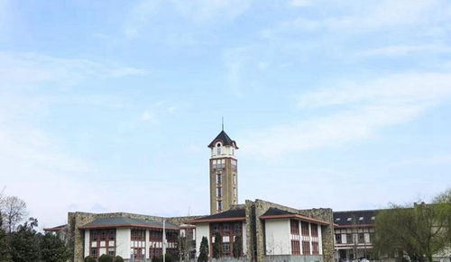 成都東軟學(xué)院校園鐘樓