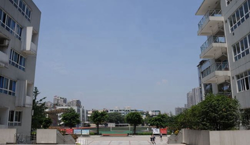 成都市鐵路中學(xué)校園一角