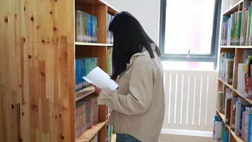 六盤水幼兒師范高等?？茖W(xué)校圖書館一角