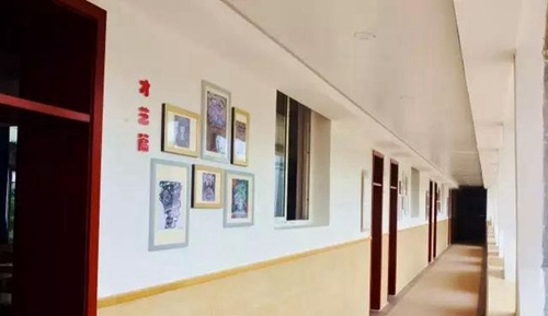 成都市第十八中學校學校走廊